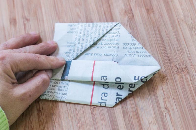 Puedes reciclar periódicos haciendo macetas de papel con origami. Estas macetas son biodegradables y son perfectos para empezar plantones para el huerto. 