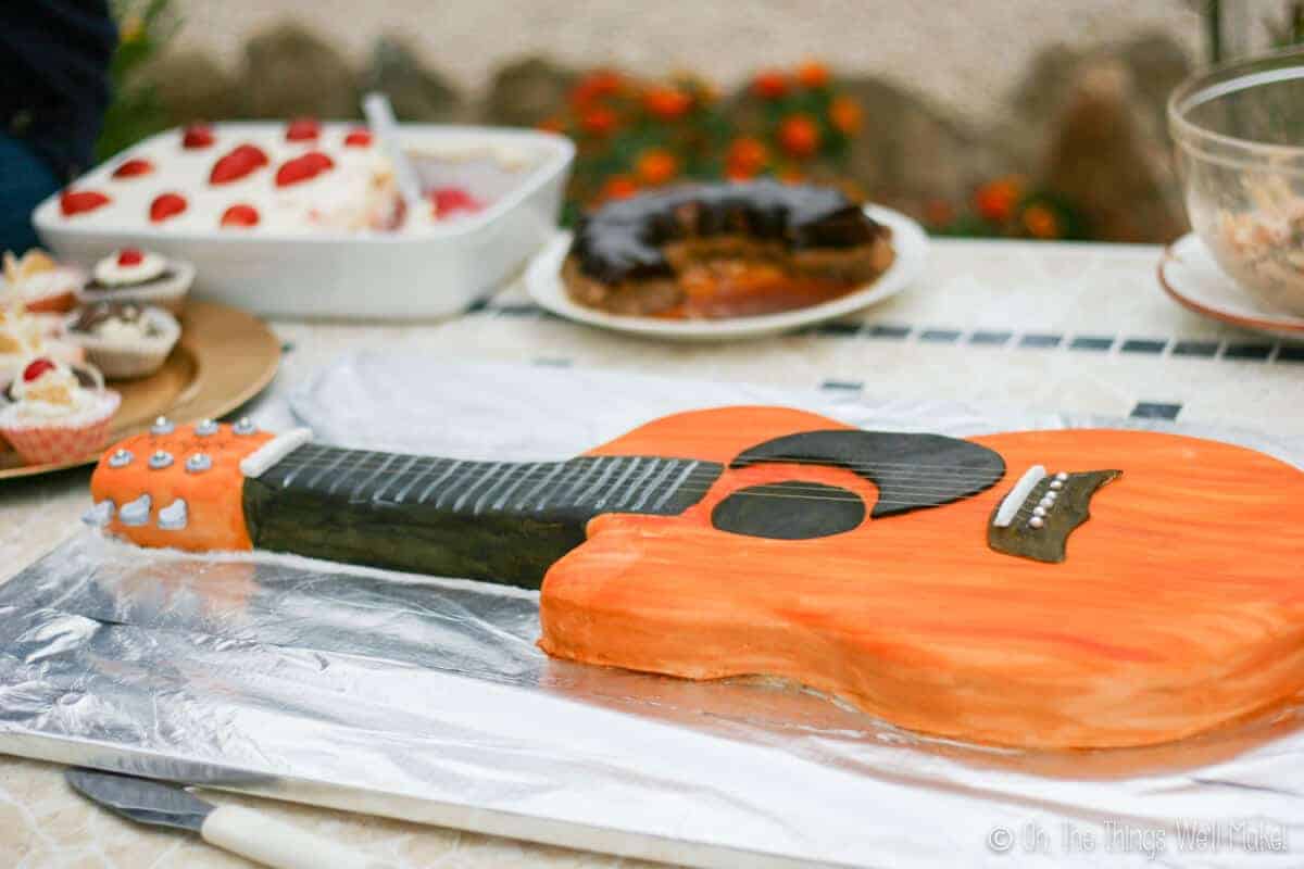 Order Guitar Shape Fancy Cake Online in Mumbai, Navi Mumbai, Thane – Merak  Cakes