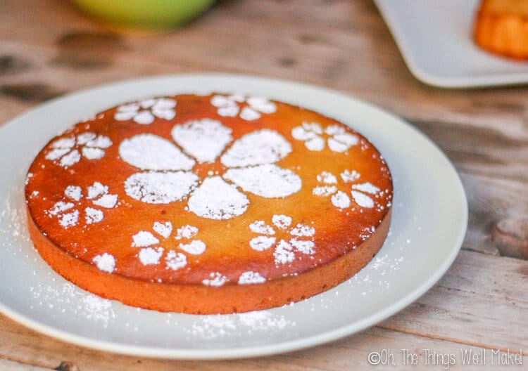 The Tarta de Santiago, also known as the St. James Cake, is a naturally gluten-free traditional Spanish almond cake which can be easily adapted for paleo and GAPS diets. #almondcake #paleo #GAPS #spanishcuisine #tartadesantiago #cakes