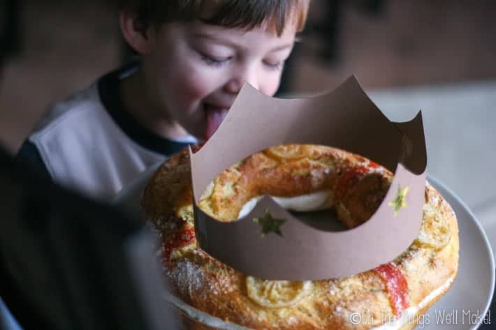 toddler licking a roscón de reyes