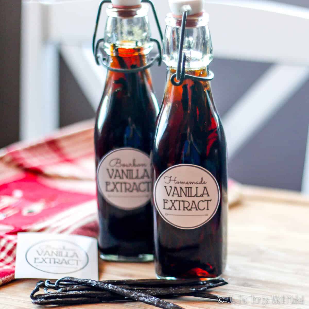 Vanilla Extract Recipe - Only TWO ingredients! Easy homemade gift.