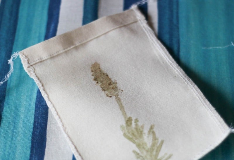 How to make homemade lavender sachets, decorated with lavender flowers, and great as gifts. They're easy and perfect for non-artists because you decorate them by hammering flowers on your cloth. ;)