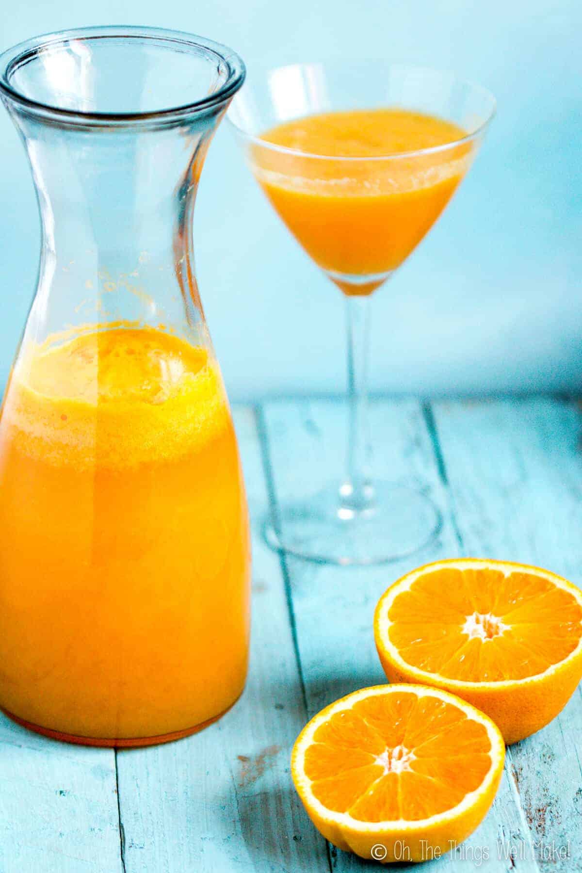 Виноградно апельсиновый сок. Агуа де Валенсия коктейль. Agua de Valencia коктейль. Коктейль Валенсия. Апельсиновый сок.