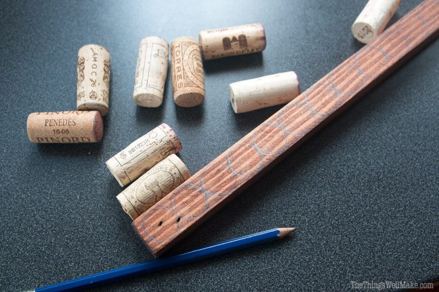 met behulp van gerecyclede materialen zoals restjes hout en wijnkurken, kunt u een handige doe-het-zelf oorbelhouder voor studs en postoorbellen maken die ook een mooie en praktische display organisator is.