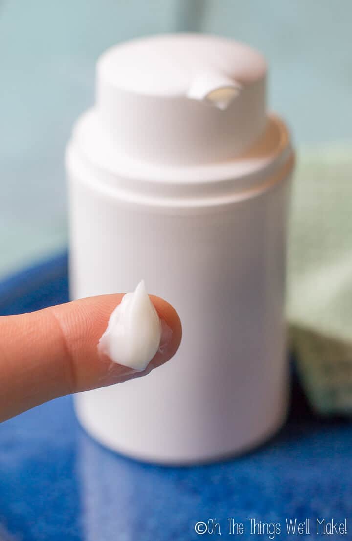 Rendere il proprio idratante viso non è difficile, e si può risparmiare un sacco di soldi. Impara a fare una crema idratante fatta in casa per la pelle grassa e incline all'acne e controlla la qualità degli ingredienti assorbiti dalla tua pelle.'t difficult, and it can save you a lot of money. Learn to make a homemade moisturizer for oily, acne prone skin, and control the quality of ingredients absorbed by your skin.