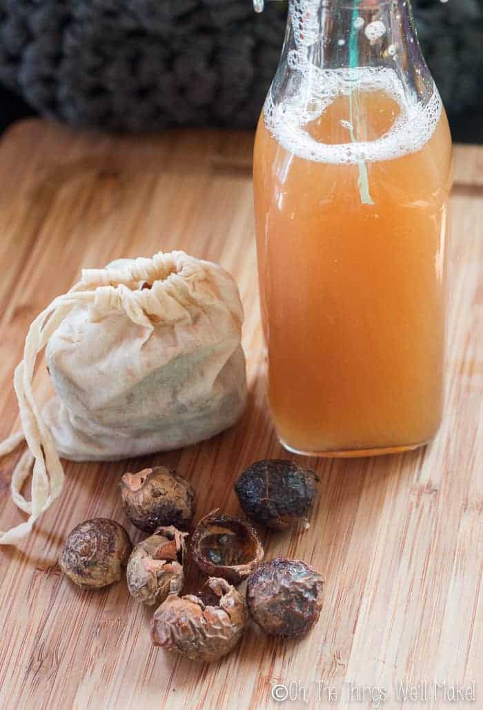 foto de nueces de jabón y solución de nueces de jabón