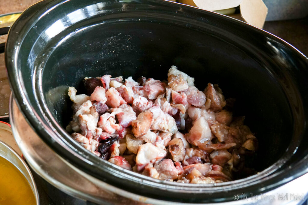 Cut fat in a slow cooker